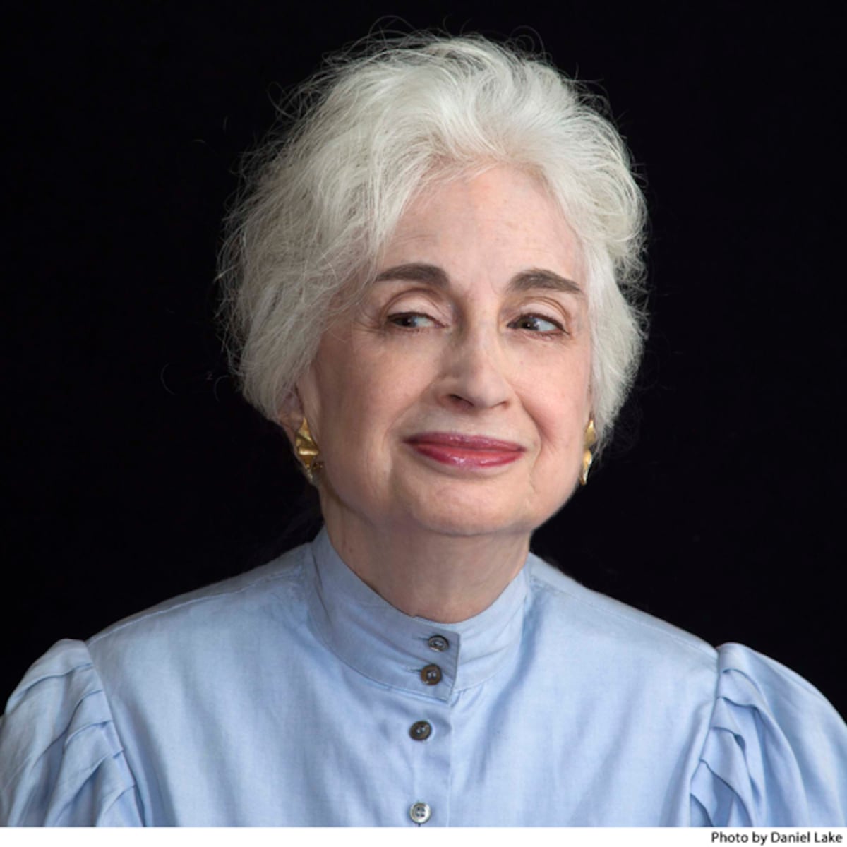 Miss Manners: If I think a live performance is ‘meh’, should I give in to peer pressure and stand?